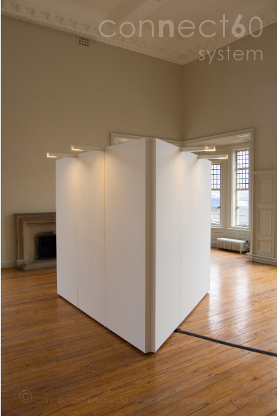 Partition Light that fits on top of the exhibition partitions. Used by: (Curators, Artists, Photographers, Art Designers, Architects)