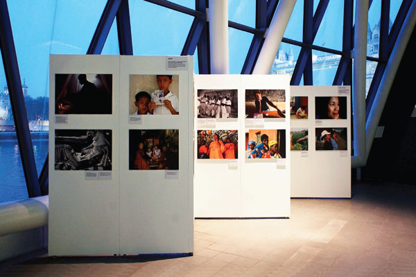 Exhibition Stand Hire system - This image shows a exhibition at the 'London Town Hall' the are for use in: (Painting, Photography, Architecture, Graphic Fine Art, Fashion, Film, Stage and Theatre)